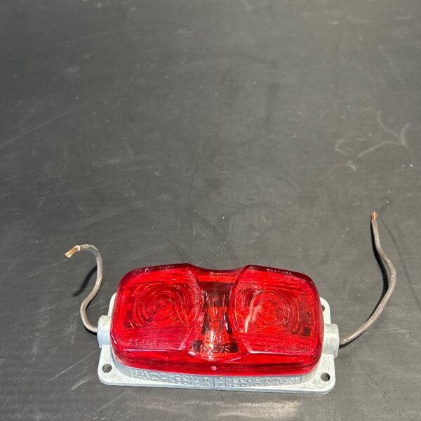 LUMIERE MARQUEUR DOUBLE ROUGE DOMINION AVEC PLAQUETTE 4 VIS