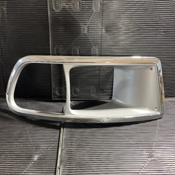 BEZEL / CONTOUR DE LUMIERES FREIGHTLINER