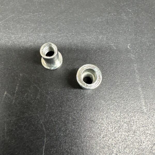 INSERT10-24 ECROU RIVET