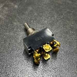 COMMUTATEUR/SWITCH 6 VIS 20A ON/OFF/ON