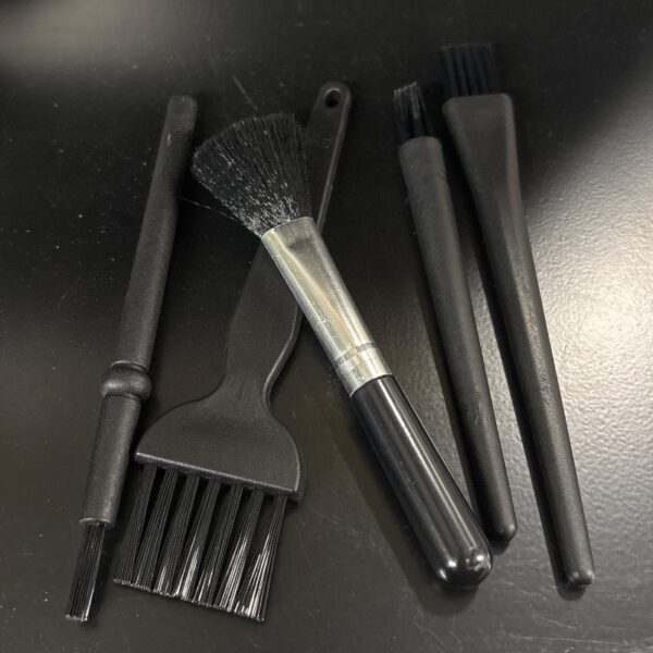 5 MINI BROSSES DE NETTOYAGE
